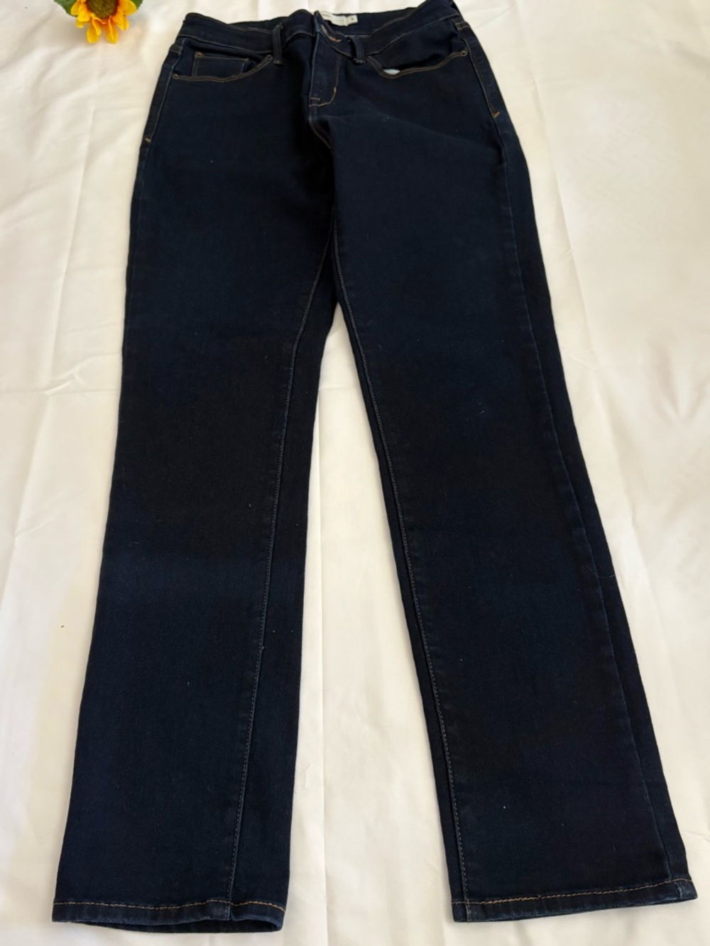 Levi's MR Skinny Jeans Dark Wash Stretch Size 6 W28 Flattering Fit Classic Denim